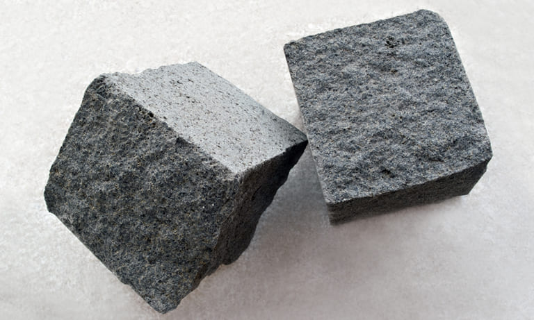 Realizzazione di pavimenatazione con cubetti, tozzetti, sanpietrini in basalto e materiali lapidei - Perdas basalti
