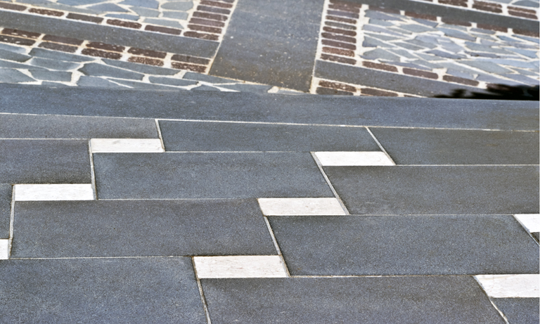 Realizzazione di pavimentazione con piastrelle con basalto e materiali lapidei - Perdas basalti